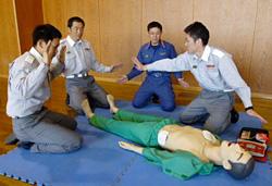 身振り手振りを交えて周りの人に離れるよう指示する男性の写真