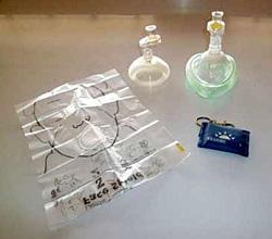 フェイスシートや瓶に入った薬品などの感染防具の写真