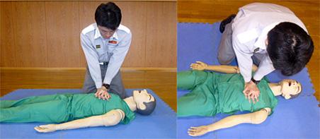 両手を組んで胸骨圧迫部位を圧迫している男性の様子を手前からと横からとそれぞれ撮影した二枚の写真