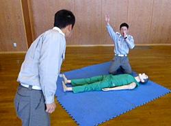 手を振って周囲の人を呼び掛けている様子の男性の写真