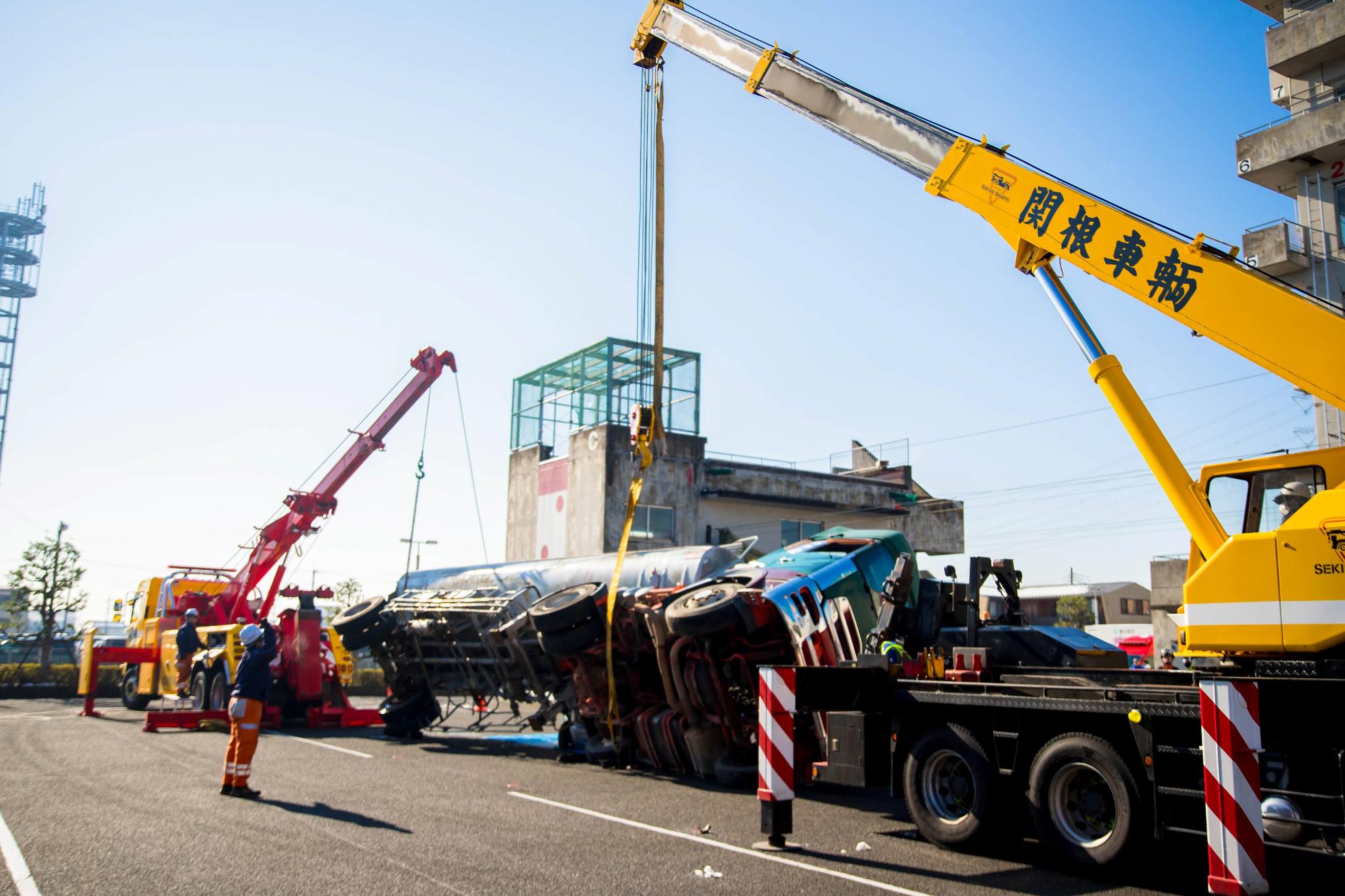 大型クレーンによる車両復帰訓練