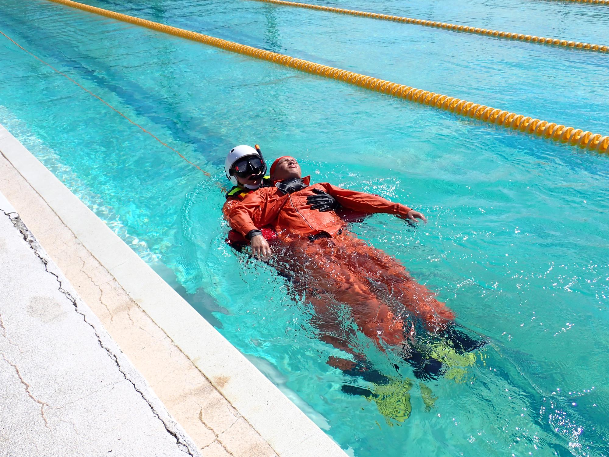 溺者搬送の様子