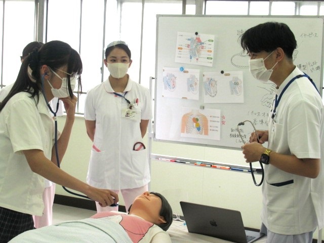 脈拍測定（心音聴取）体験は緊張している様子