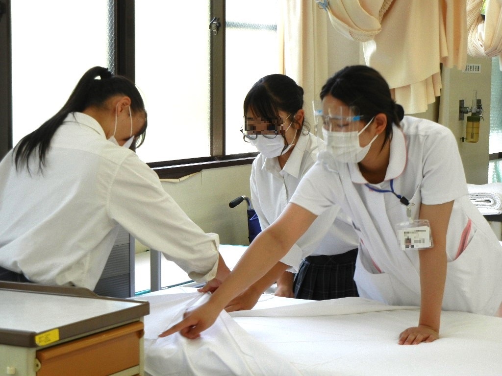 ベットメイキングの体験の様子