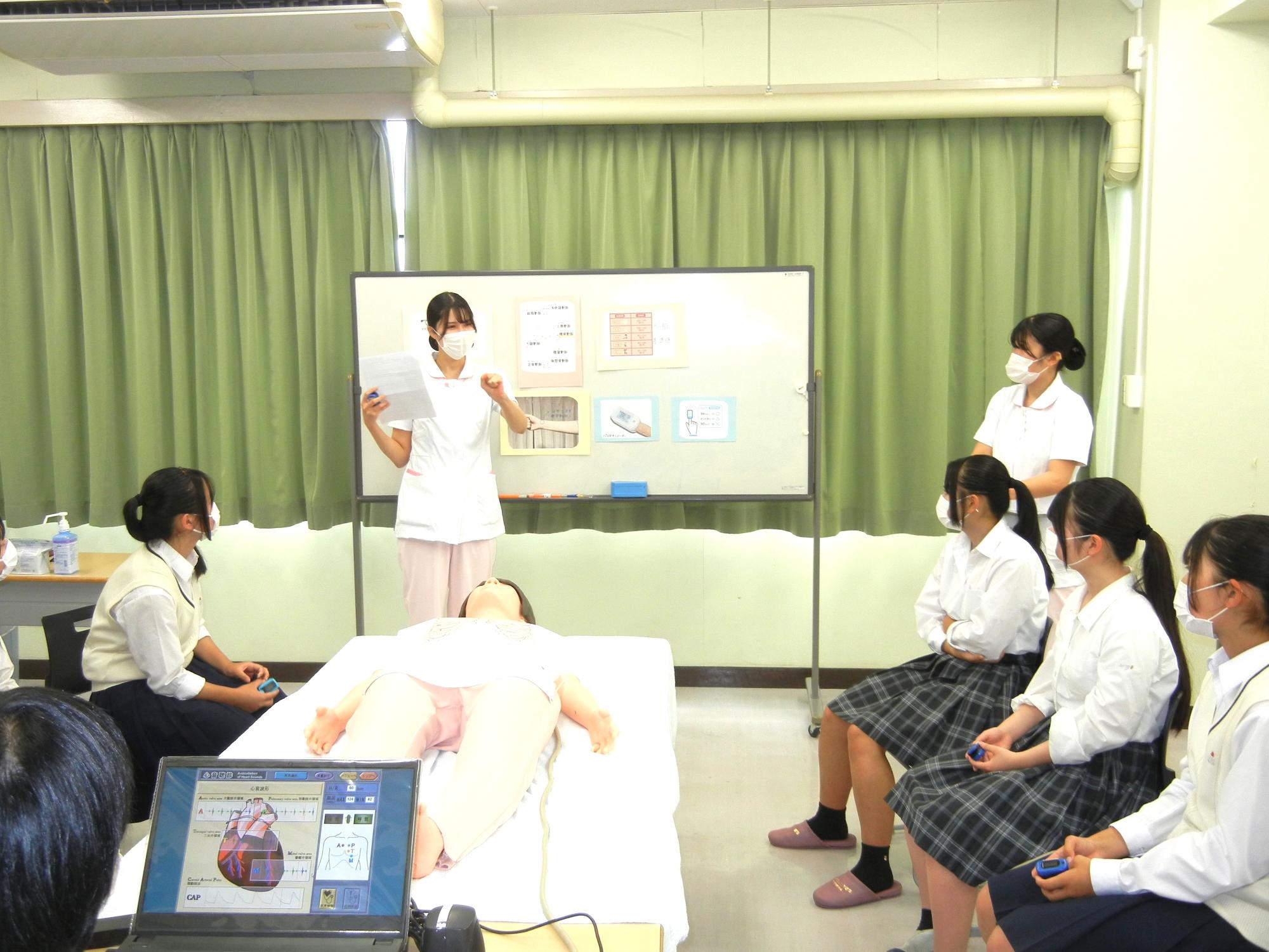 学生による説明の様子