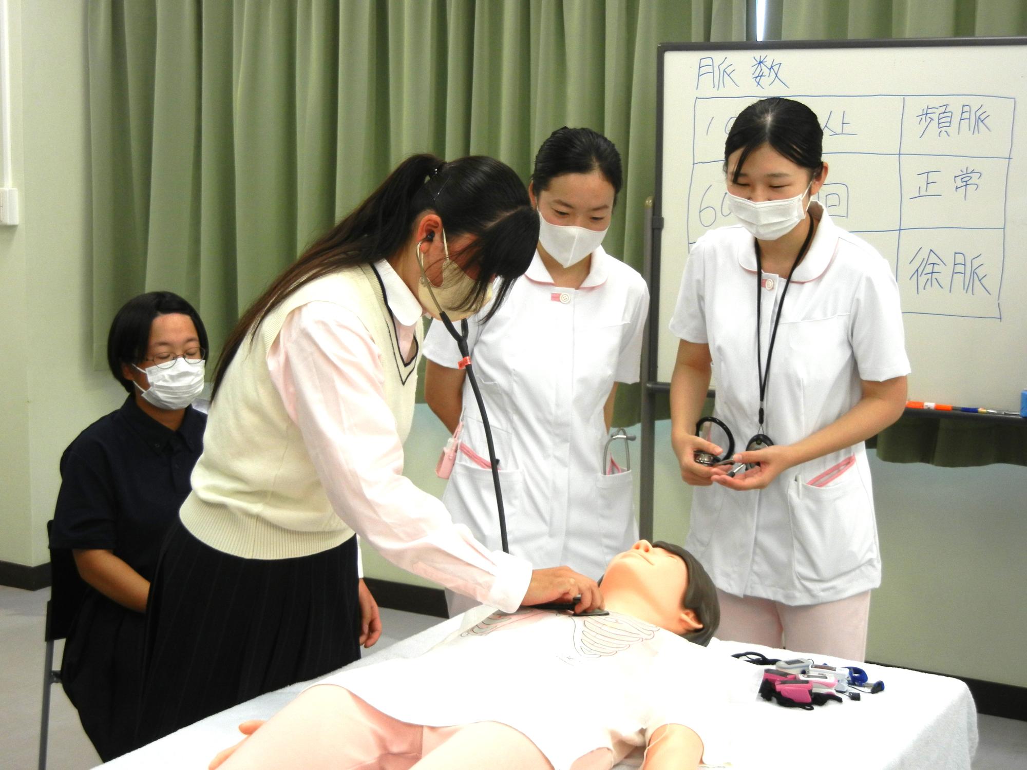 脈拍測定（心音聴取）体験は緊張している様子が伝わりました