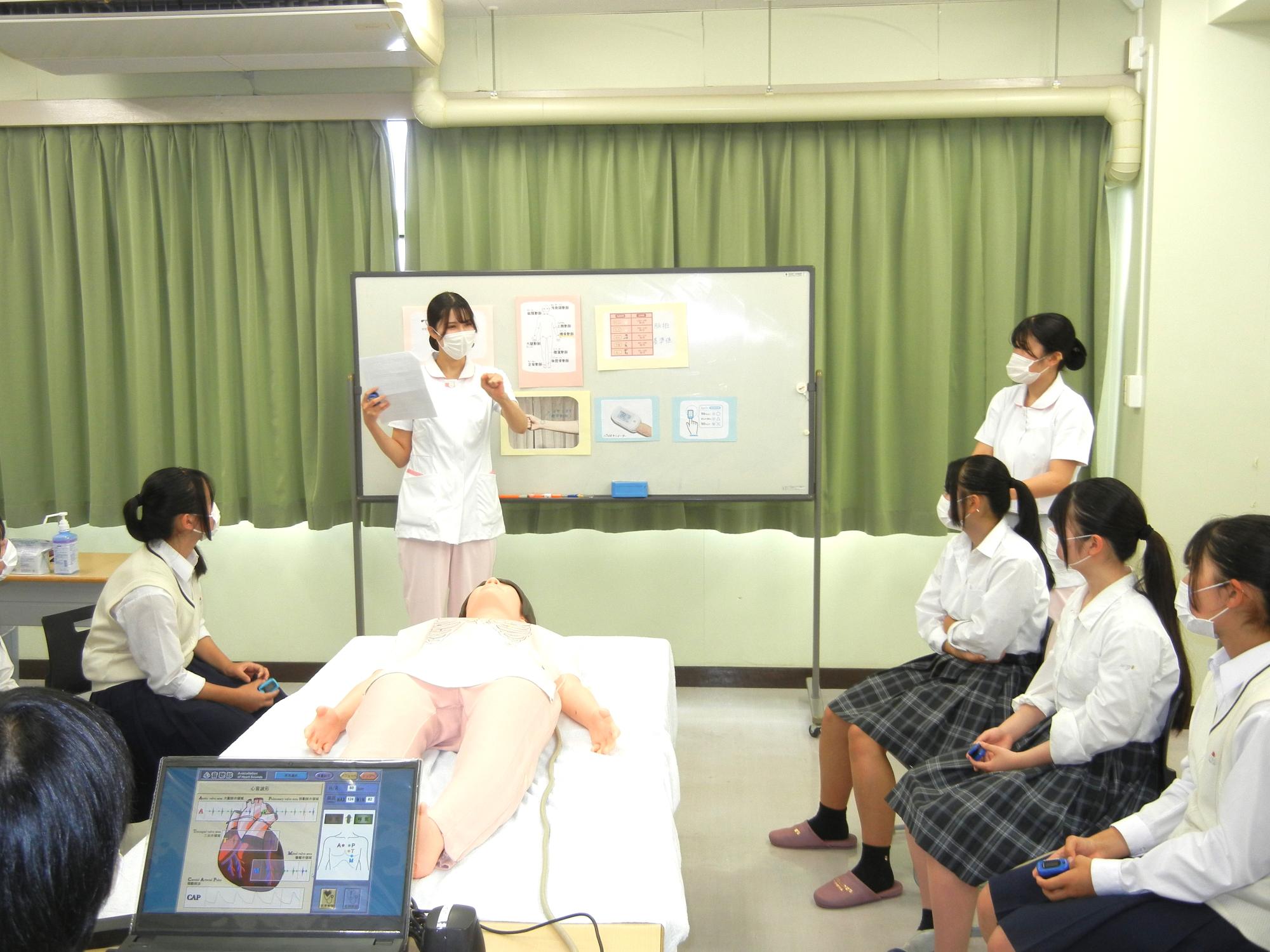 学生による説明の様子、皆さん真剣に聞いてくださいました