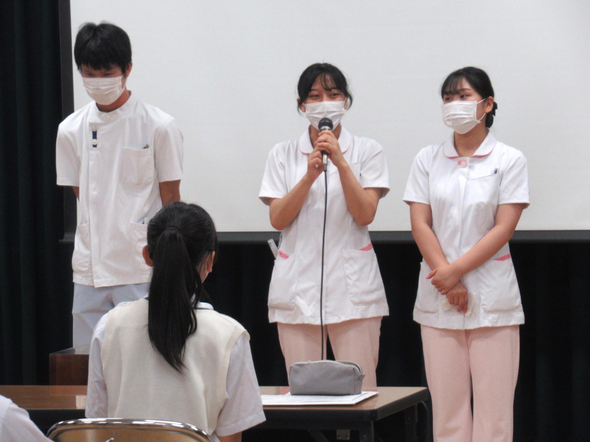 様々な質問やお悩みに在校生が生の声で答えている様子