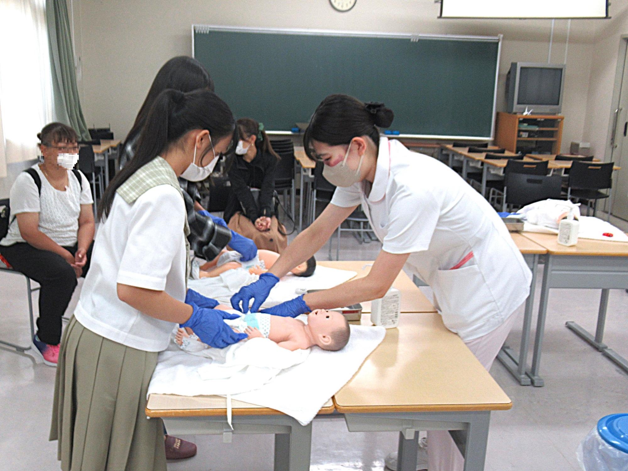 学生が着替えやおむつ交換を教えました（新生児援助体験）