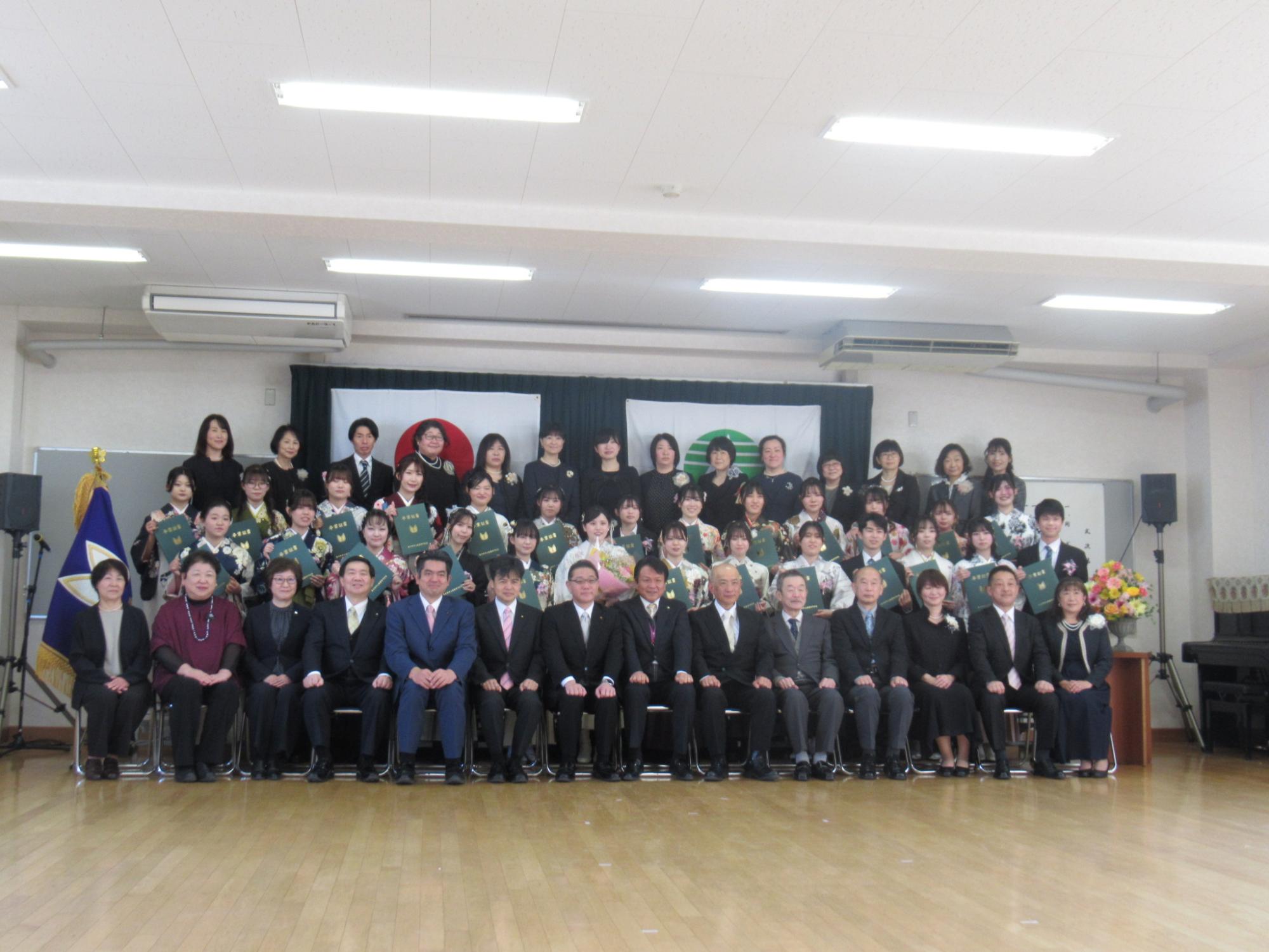 笑顔で集合写真を撮影