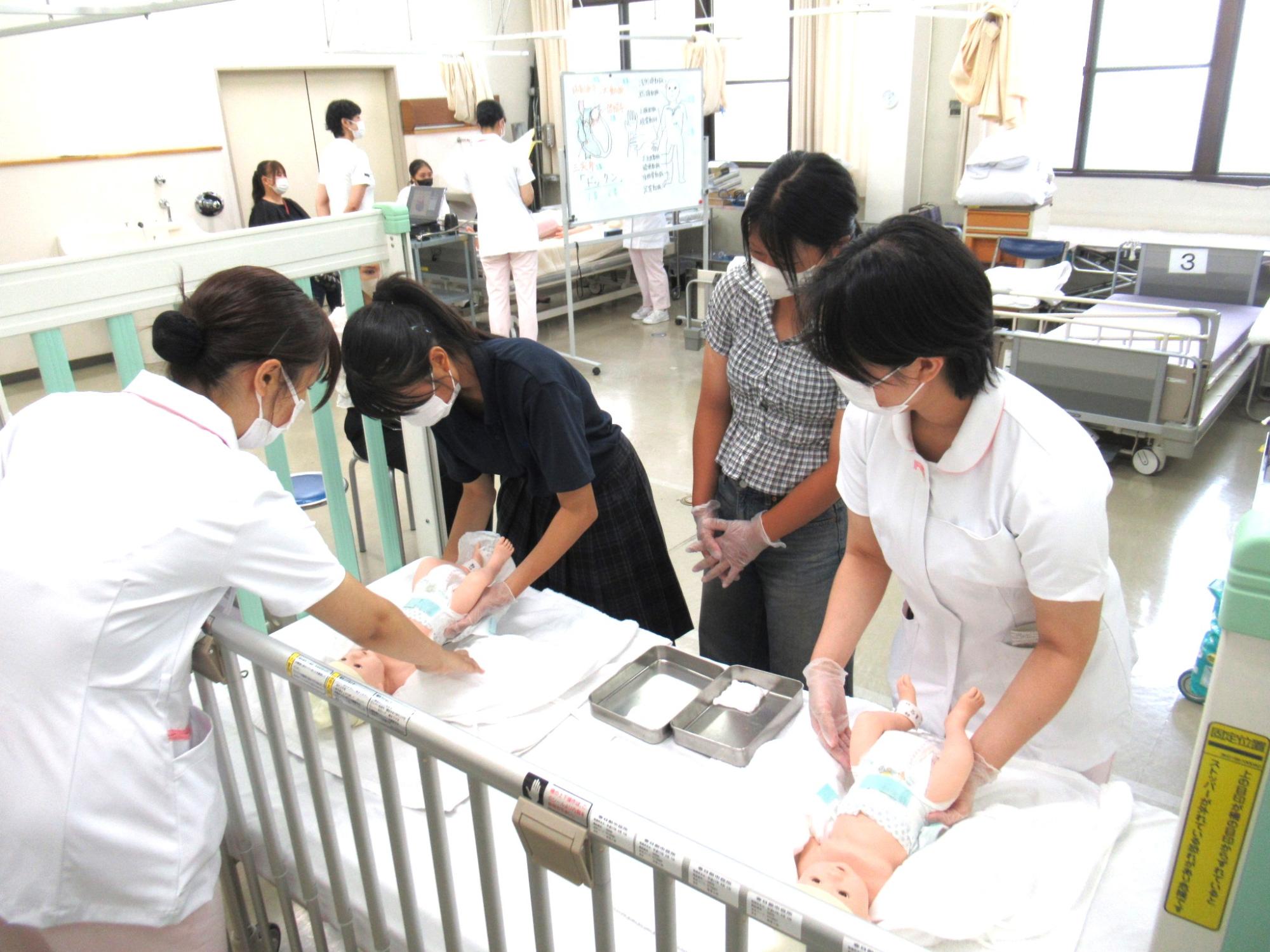 新生児援助体験でおむつ交換を行っている様子