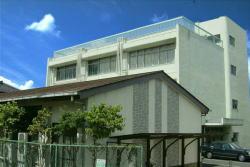 白い壁と大きなベランダが特徴的な春日部市看護専門学校の外観の写真