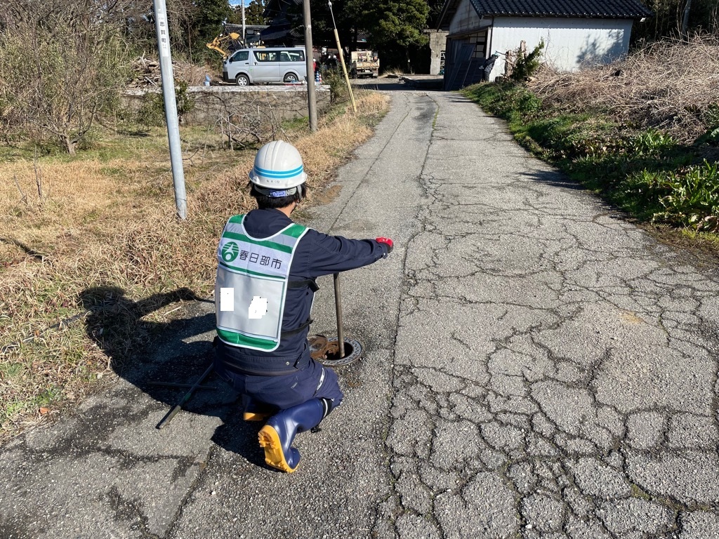 漏水箇所を特定するために、通水作業を行っている様子