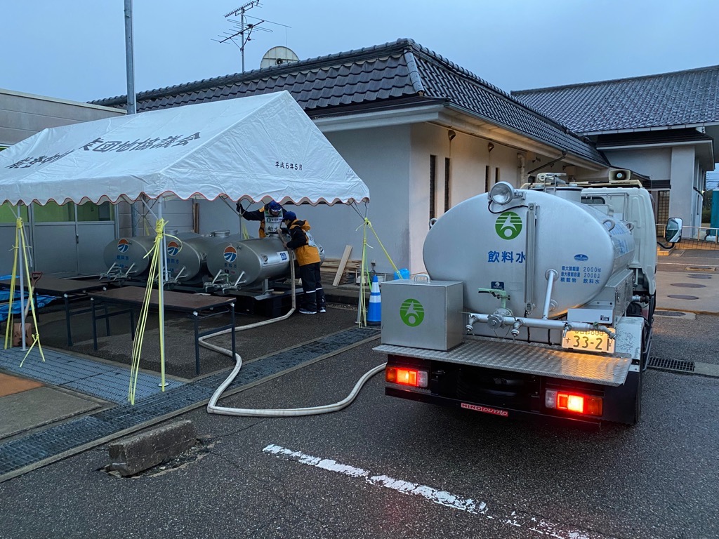 早朝、避難所タンクへ飲用水を移送する職員 （1月23日午前6時時点）