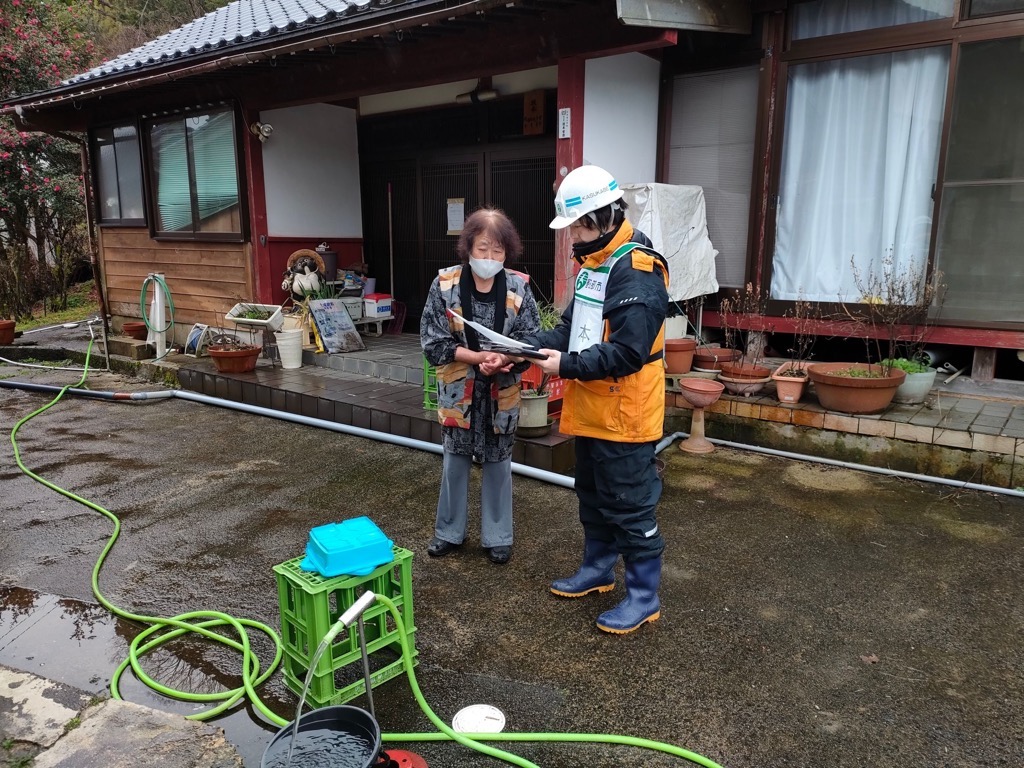 通水後、水道が使用できるようになった説明をする様子
