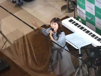 観客との間に飛沫（ひまつ）防止シートが張られたステージで歌うあえかさんの写真