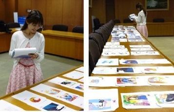 笑顔の女性が机に並んだ作品を見ている写真と、作品が並んだ机の横で、手元の書類を見ている女性の写真