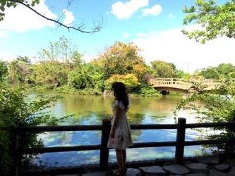 池のほとりに立ち、ジャケット撮影をしているあえかさんの写真