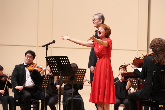 演奏にあわせて手遊びをする三井千晴さん