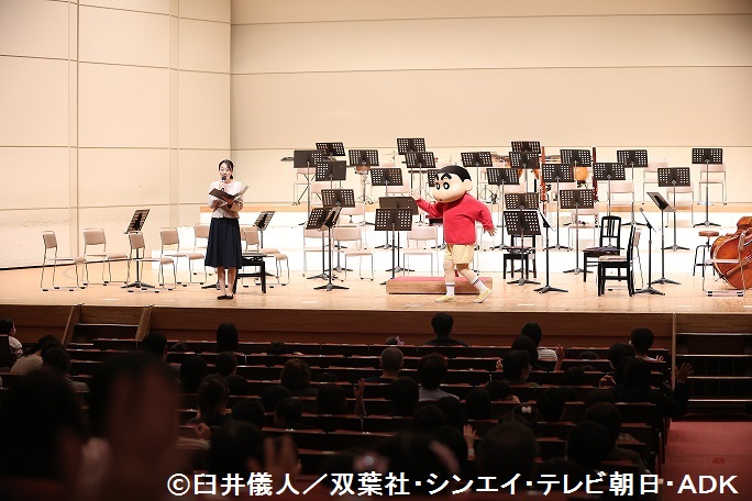 野原しんのすけくんと一緒にダンスの練習をしている様子