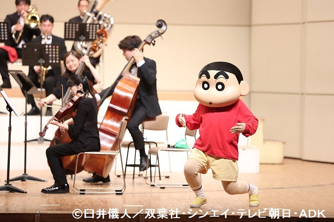 演奏にあわせてダンスをする野原しんのすけくん