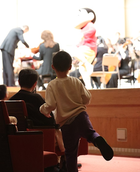 野原しんのすけくんと一緒にダンスをする男の子