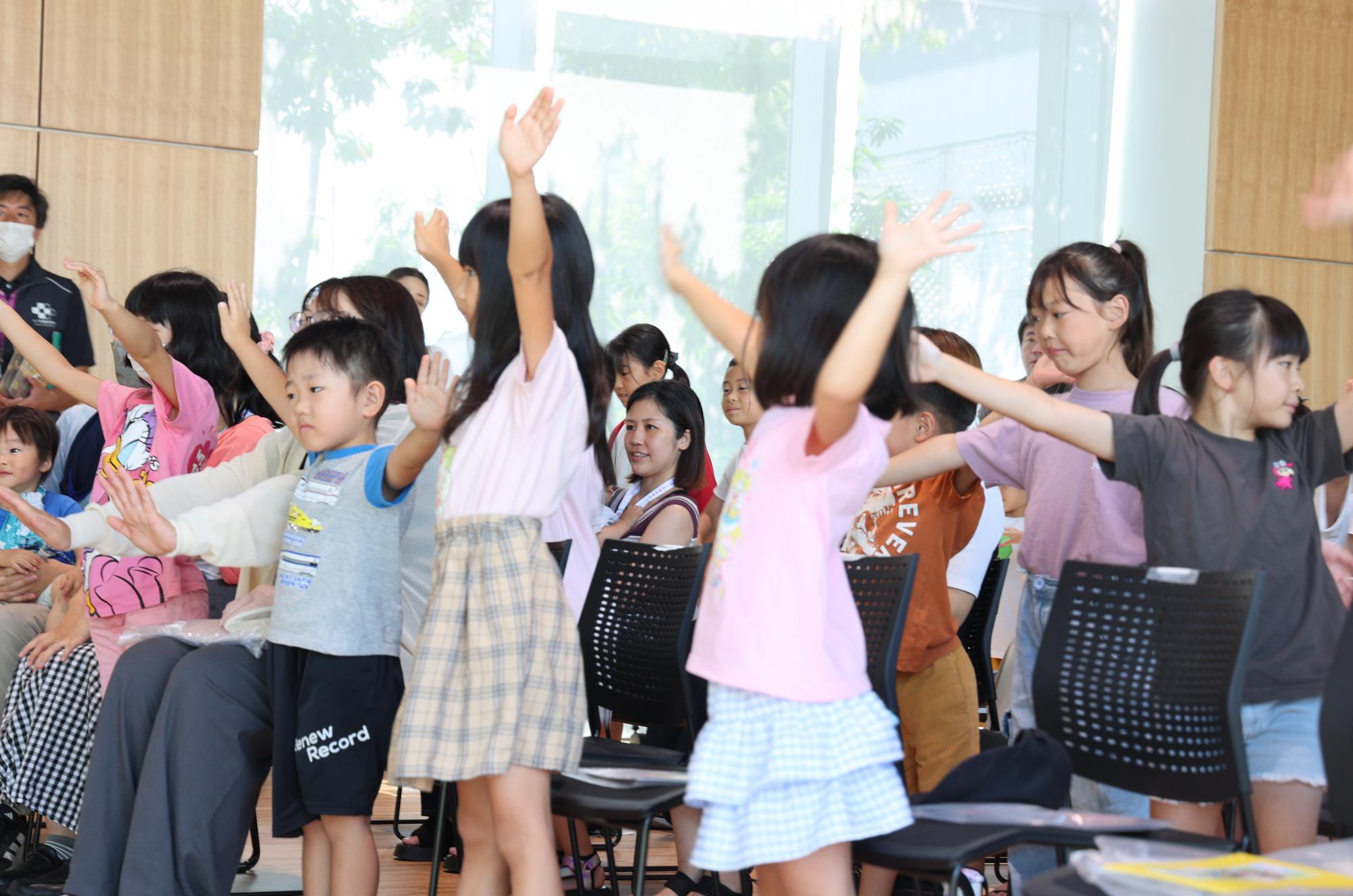 パーのポーズをする来場者