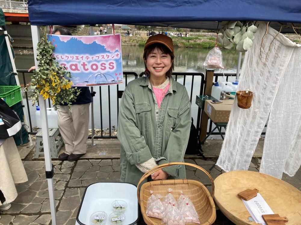 商品を前に笑顔を浮かべるeatossのikuraさん