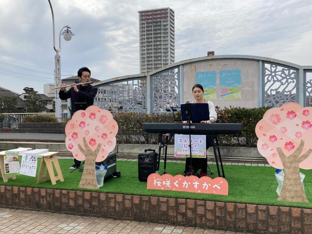 ステージでフルートを演奏する高橋さんとピアノを演奏する高久さん