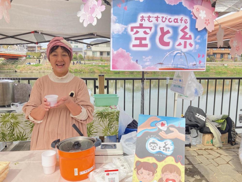 スープを手に笑みを浮かべるおむすびcafe空と糸の長島さん