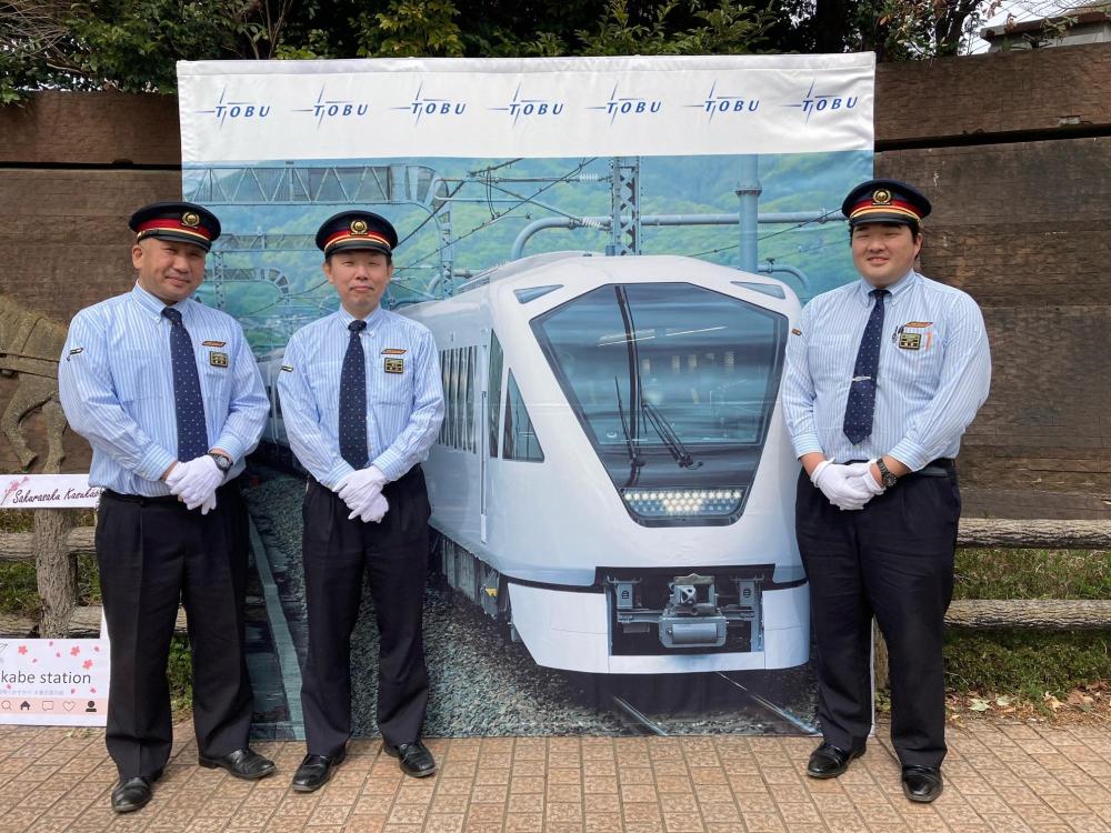 スペーシアXの幟の前で微笑む東武鉄道の写真たち