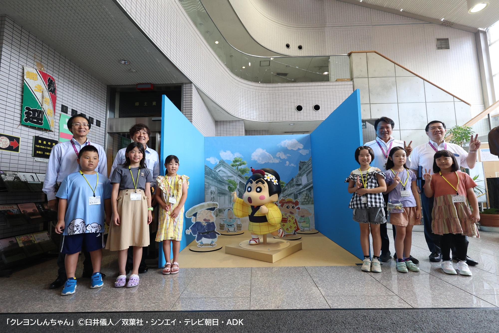 郷土資料館モニュメントお披露目のフォトセッションの様子