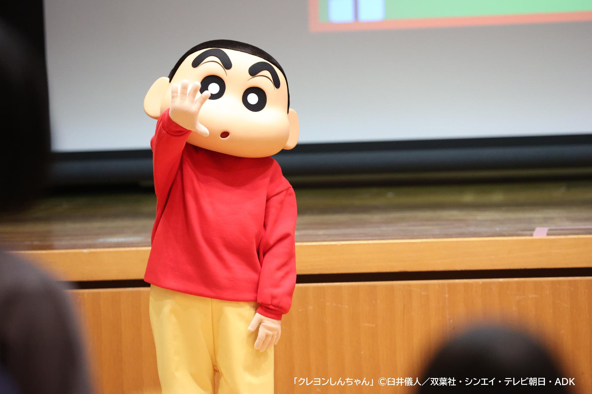 来場者に手を振る野原しんのすけくん