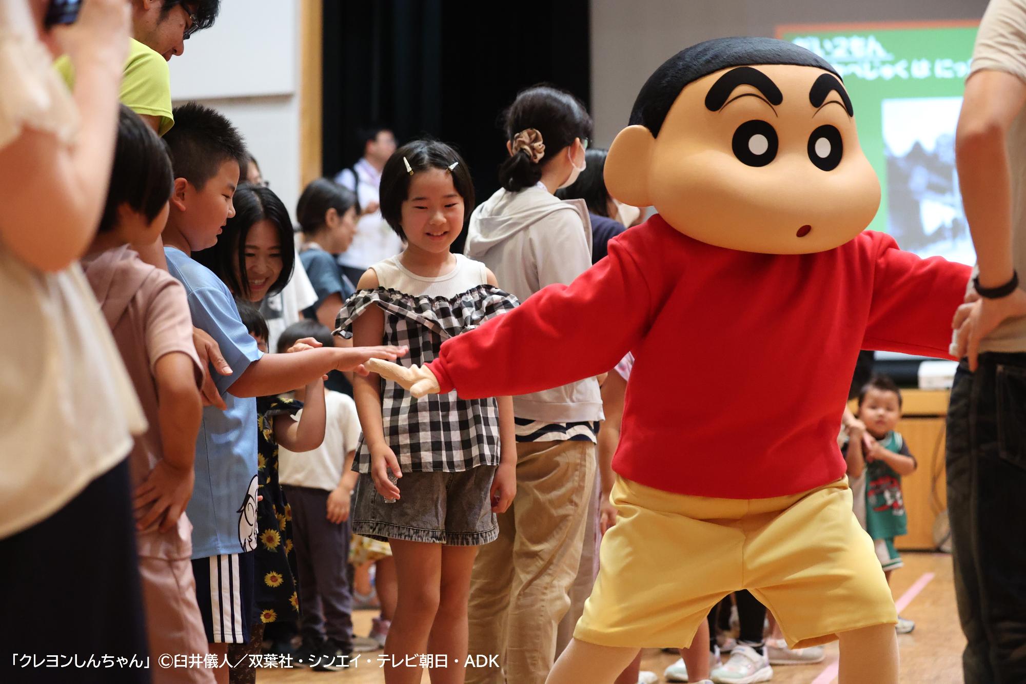 野原しんのすけくんと来場者が、クイズに挑戦している様子