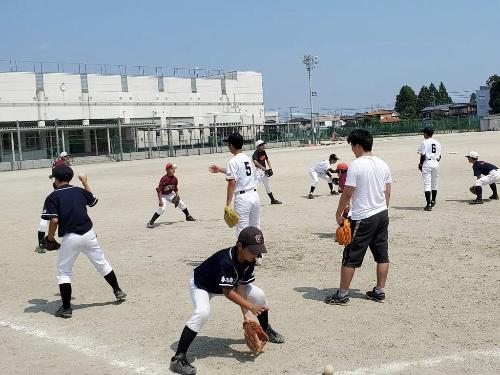 熱心に練習する生徒たち