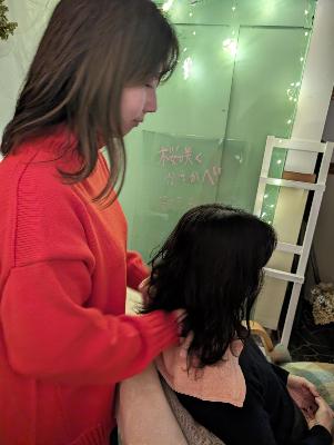 お客様にマッサージを行うナオナさん