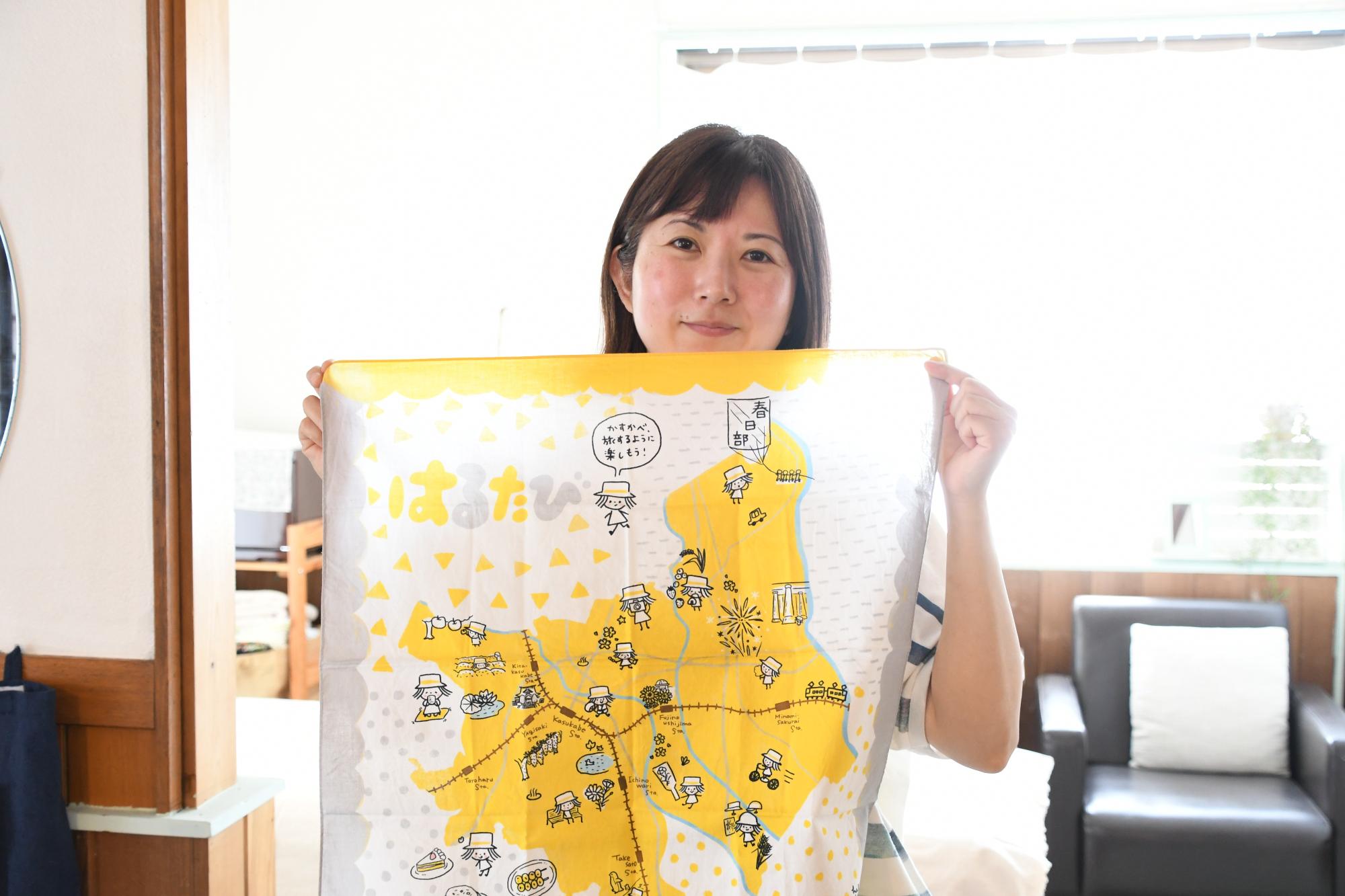 はるたびで作成した風呂敷を手に持つナオナさん