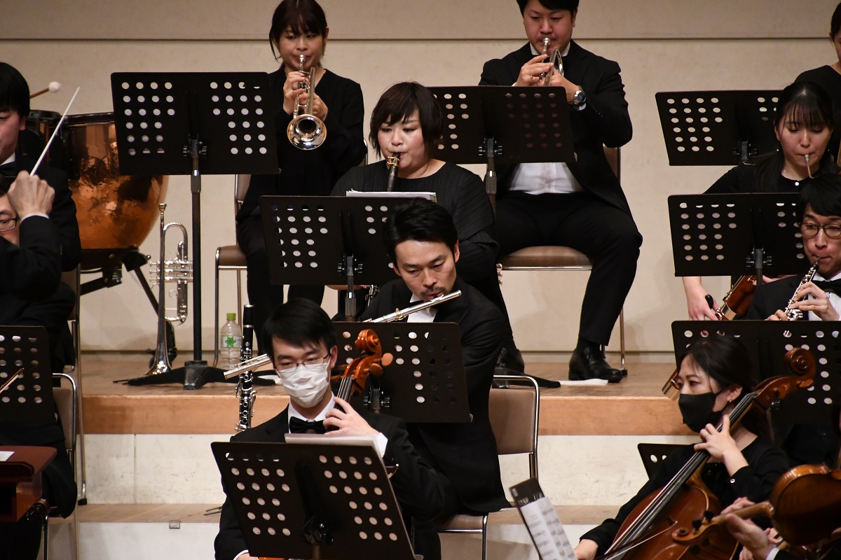 春日部フィルハーモニー管弦楽団の演奏中写真（フルートとクラリネット）