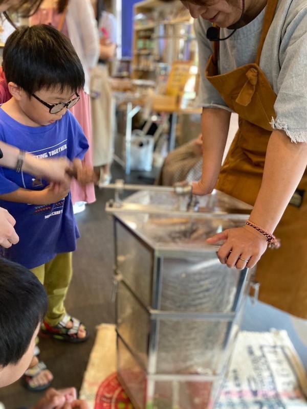 はちみつしぼりを体験する男の子