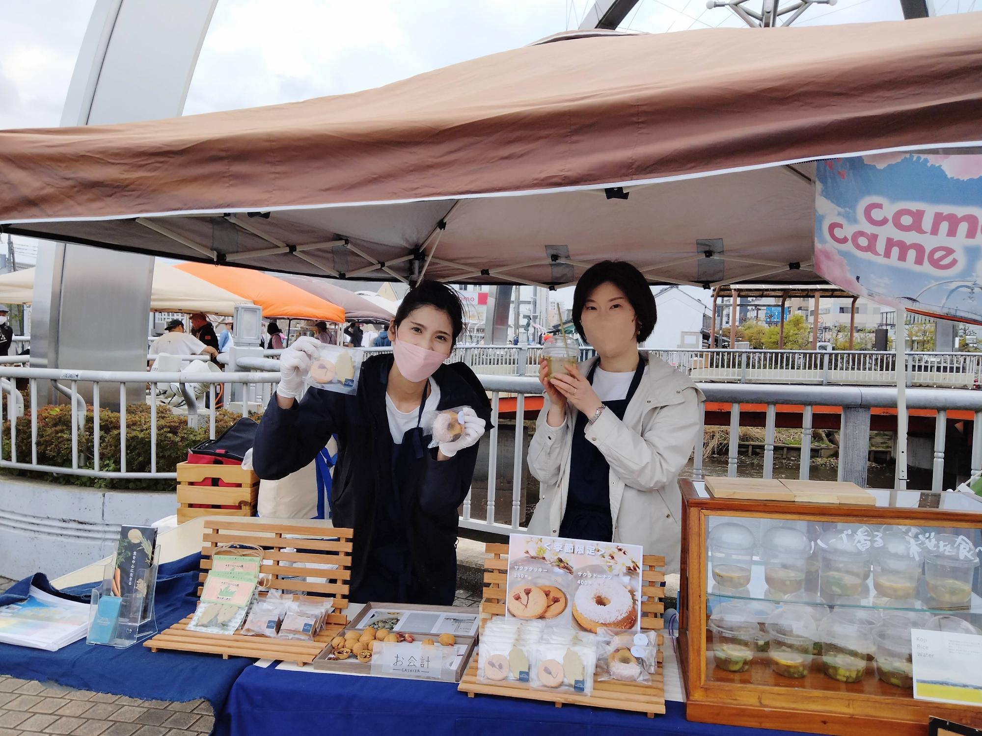 画像:かめかめさんまるの販売の様子