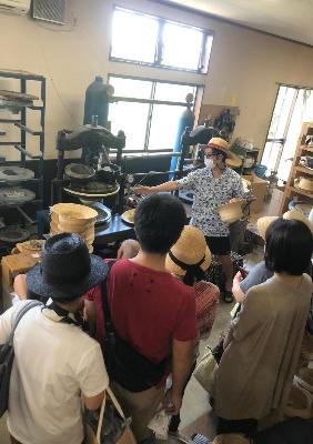 「型入れ」の説明を聞いています