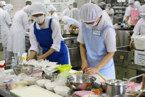 まな板の上で材料を切っている男性の写真