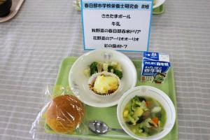 春日部赤米ドリア、パンとポトフなどのメニューが並んだ給食の写真