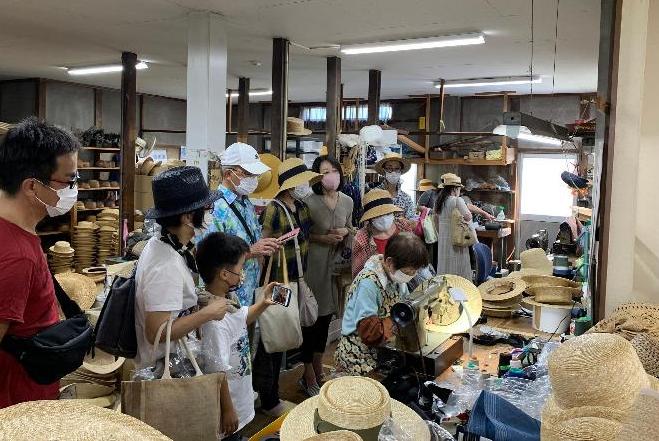 汗止めテープをミシンで縫い付けている様子です