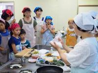 講師の説明を聞いている受講者たちの写真