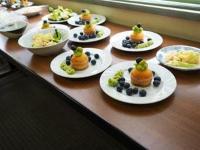 きれいに盛り付けが完成したデザートの皿が並んでいる写真