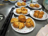 食べやすくカットされた豆コロがお皿に並んでいる写真