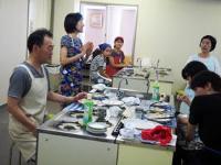 立って感想を話している受講者たちの写真