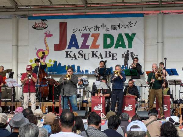 屋外ステージで演奏する様子