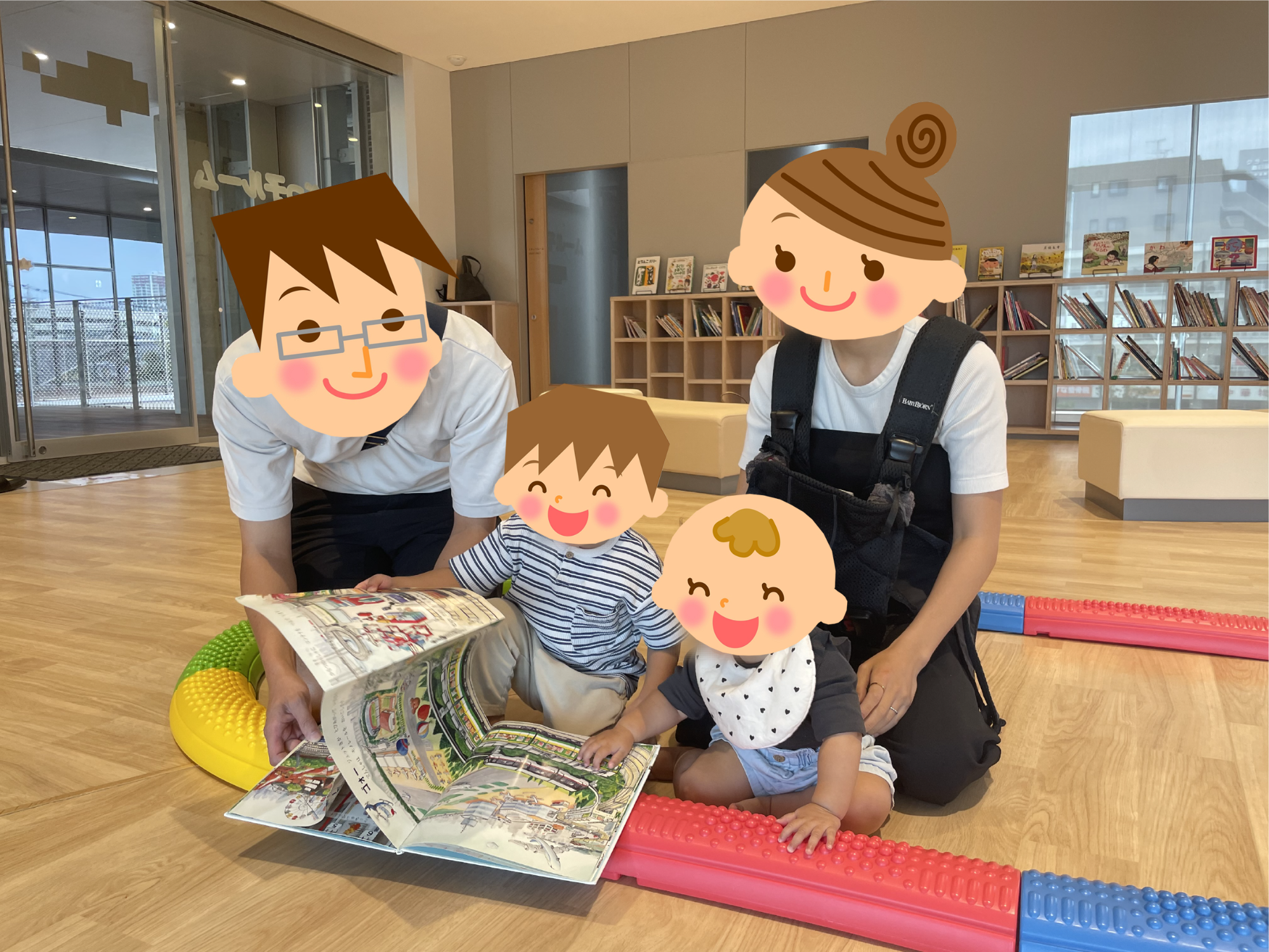 絵本を見るこどもを見守るSさん家族